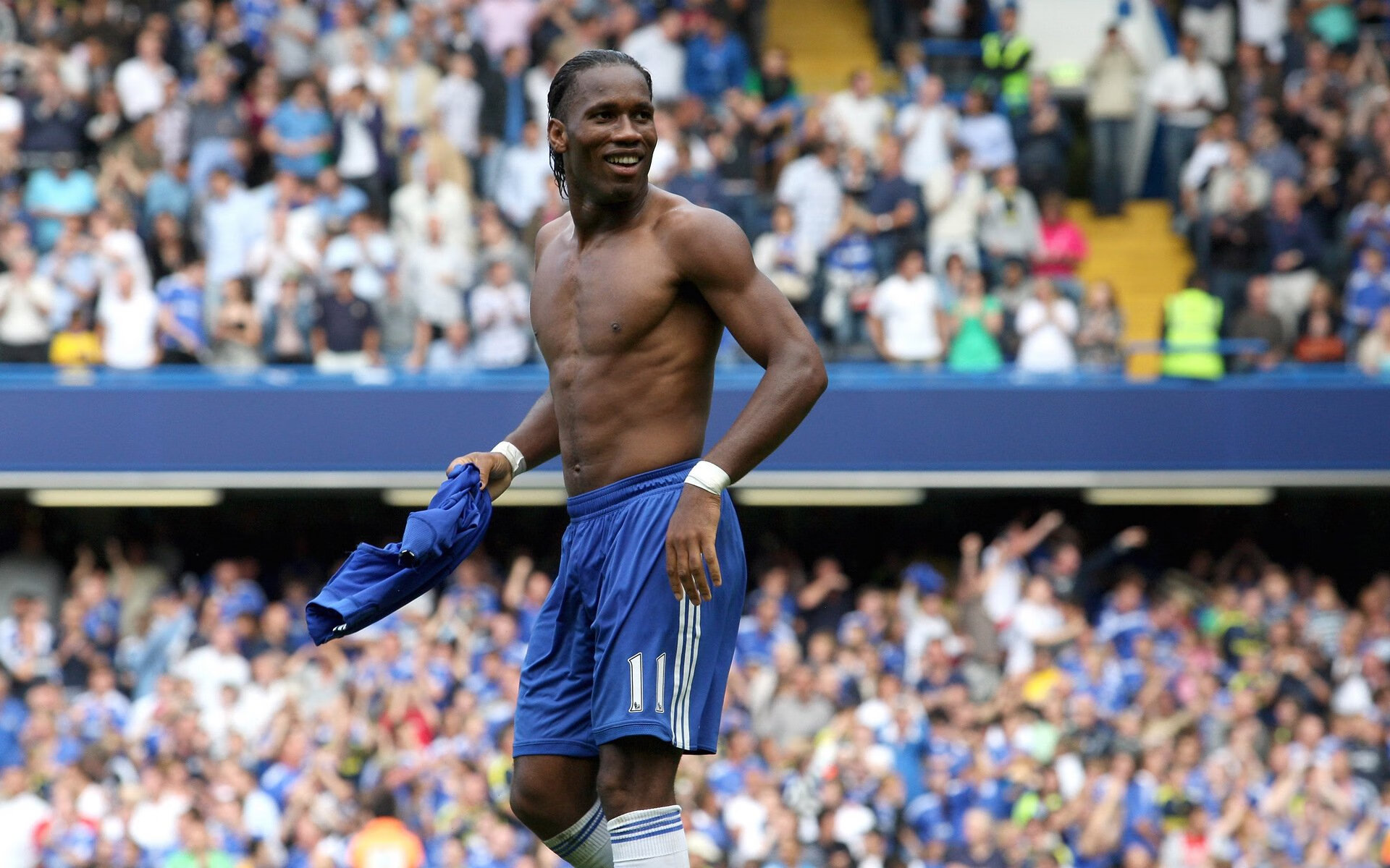 重要助攻首场状态出色，塞尔维亚队观众沸腾！，萨拉赫重返赛场再创辉煌时刻