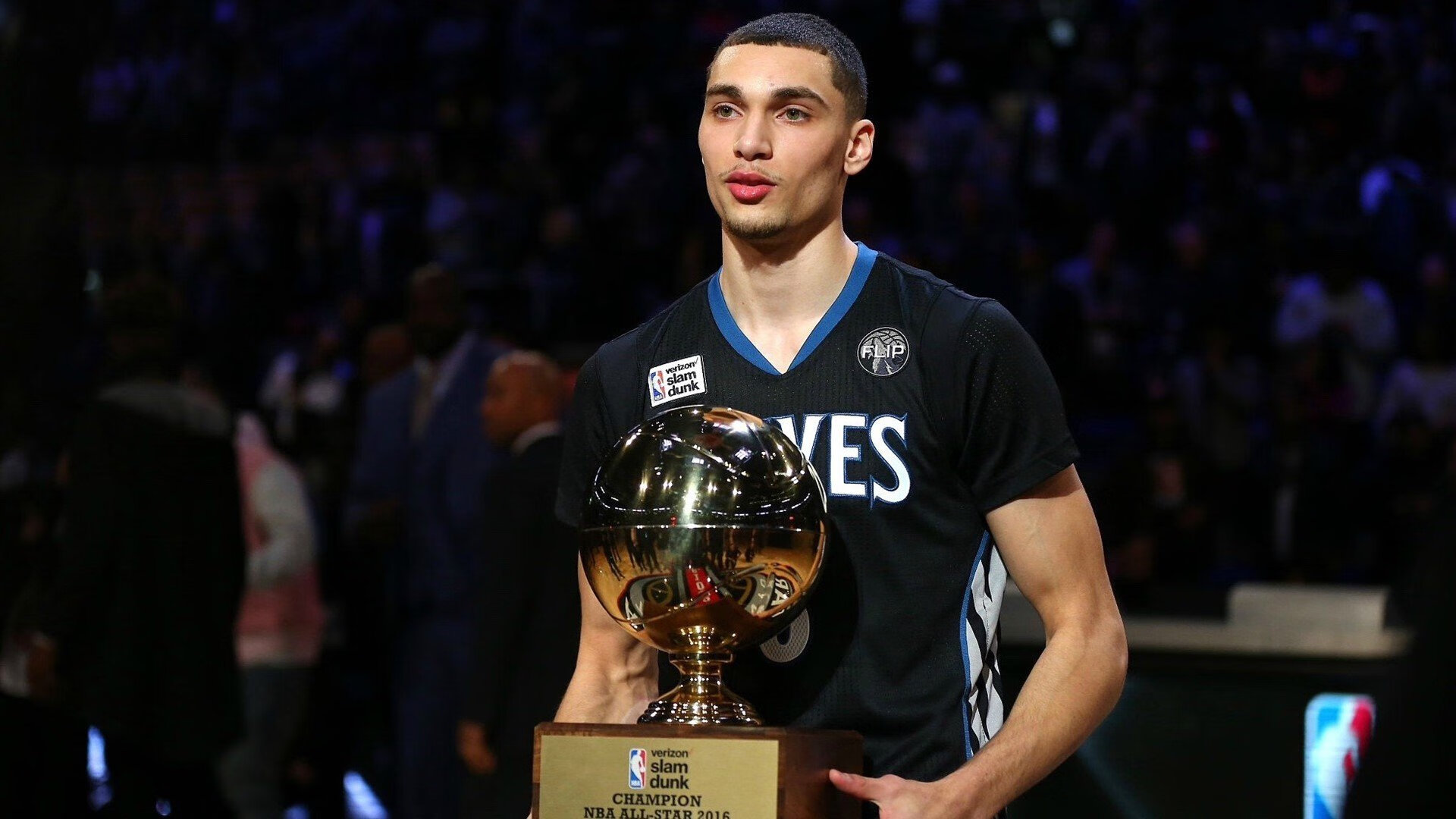 重返赛场首场状态出色，中国队观众沸腾！，Uzi重返赛场赢得满堂喝彩